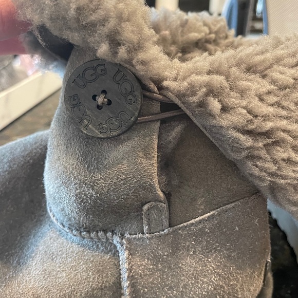 UGGS- Gray. Slightly used. Size 8W - Picture 3 of 8